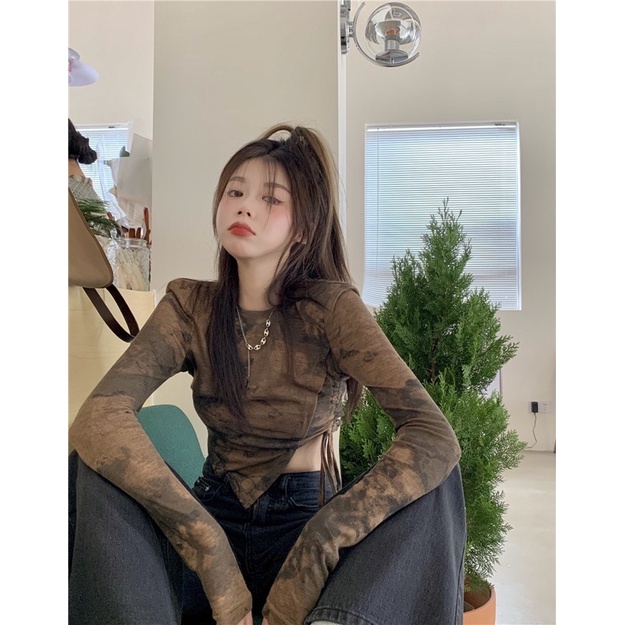 Áo thun dài tay họ tiết camo màu nâu khoét eo xẻ tà dây rút croptop