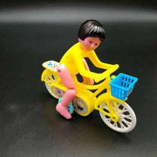 Em bé đi xe đạp chạy cót