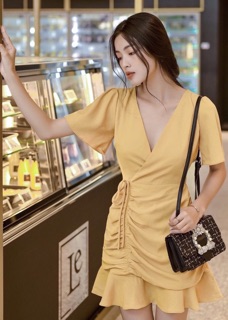 Đầm vàng tùng rút dây