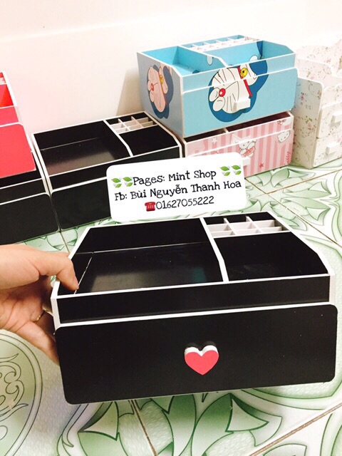 Kệ mỹ phẩm 25cm đen núm tim hồng 9 ô son