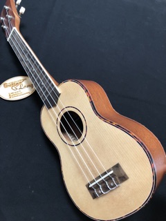 Đàn Ukulele Soprano Mặt Gỗ Thông - CB2