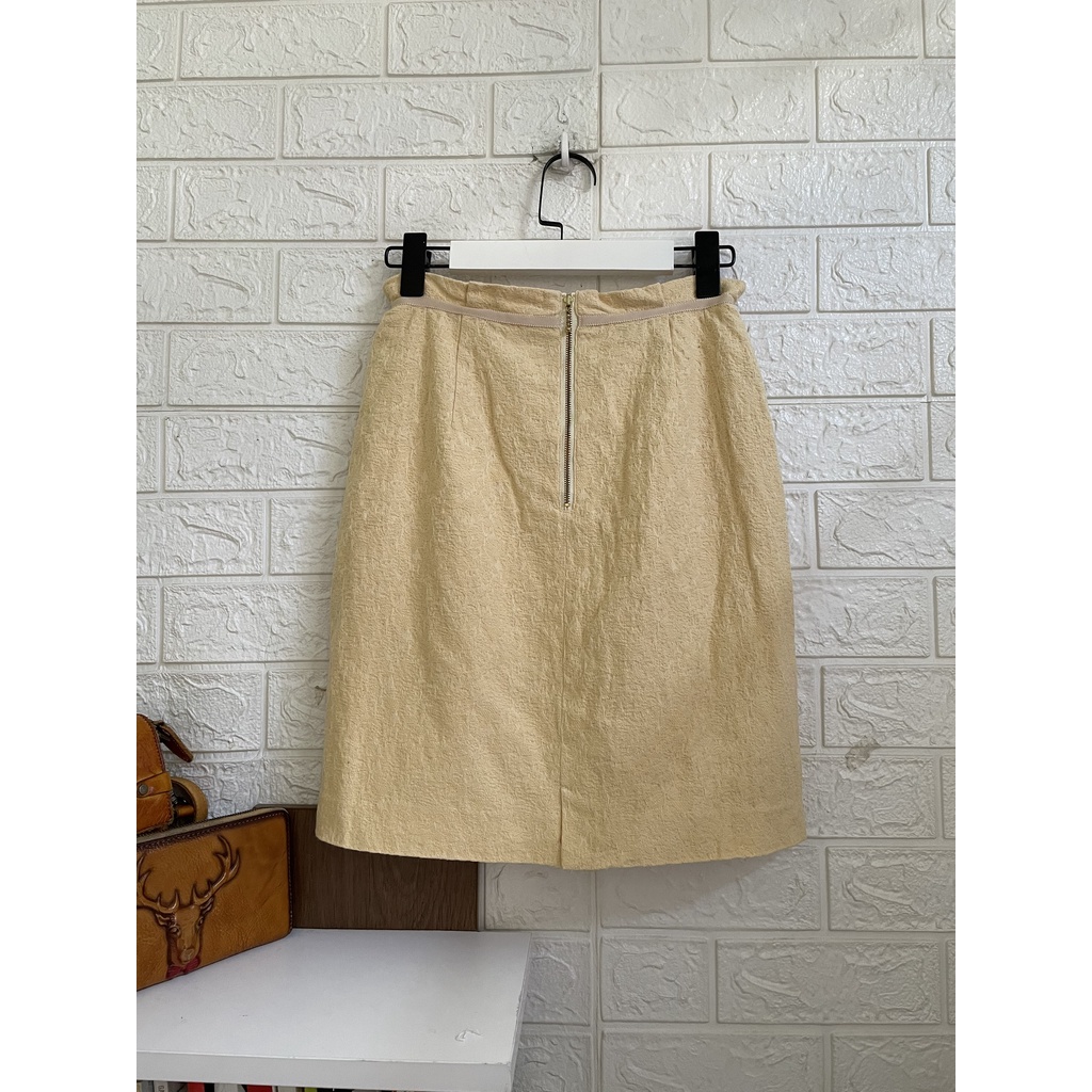 Chân váy ngắn vàng