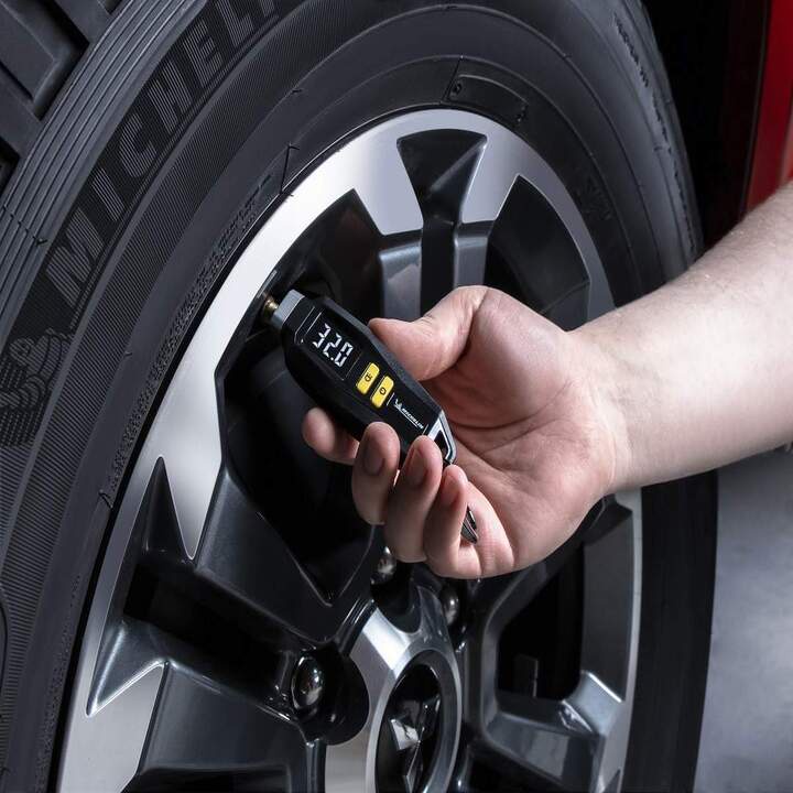 Đồng hồ đo áp suất lốp điện tử Michelin 12290 dành cho xe ô tô - Bốn phạm vi đo: Psi, Kpa, Bar, Kg/cm2