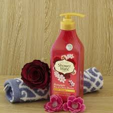 Sữa tắm ngăn ngừa các vết nám đen, hỗ trợ điều trị mụn cá Showermate ROSE & CHERY BLOSSOM 550ml -  Hàn Quốc Chính Hãng