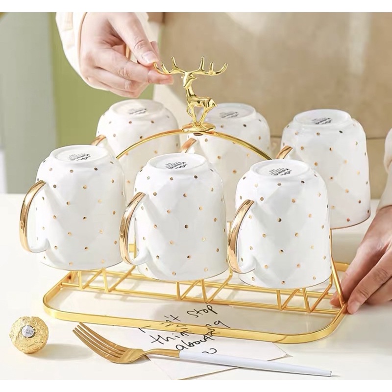 Bộ Ấm Chén Sứ Trắng Hoạ Tiết Chấm Bi Vàng Nổi Phong Cách Châu Âu Sang Trọng Kèm Khay Và Giá Treo Cốc