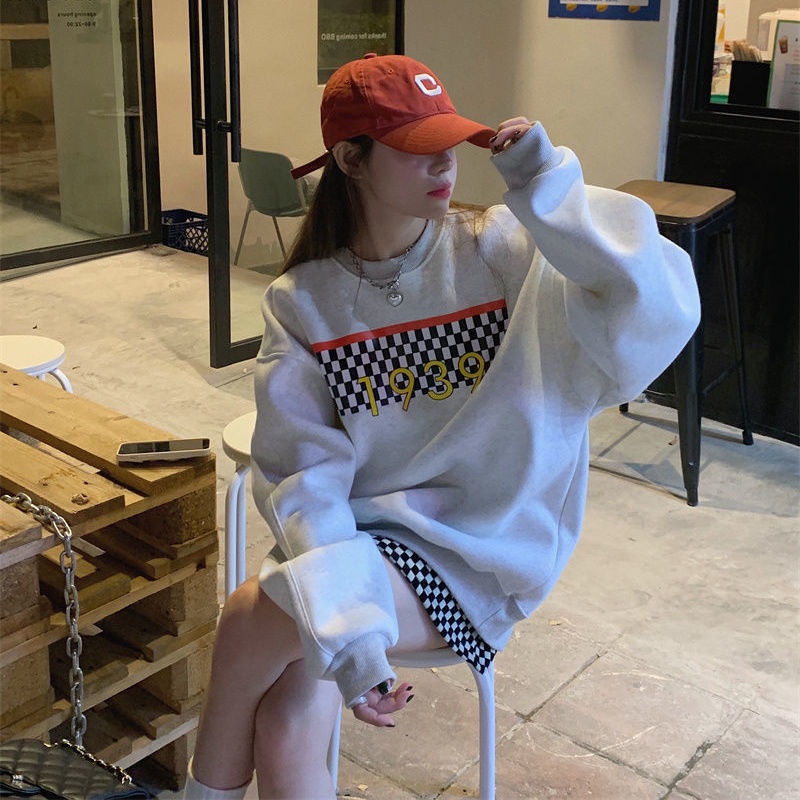 Set áo len họa tiết kẻ sọc và chân váy phong cách retro thời trang 2022