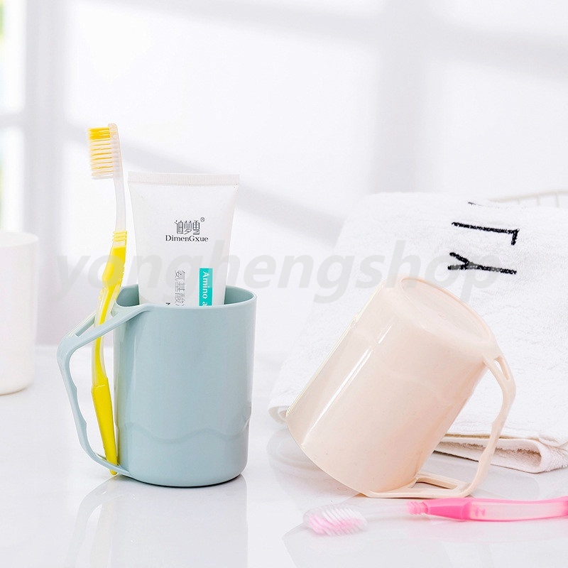 Cốc nhựa đựng bàn chải đánh răng có tay cầm thiết kế đơn giản tiện dụng