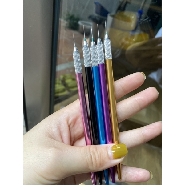 Kim chạm hạt lông mày đầu xanh