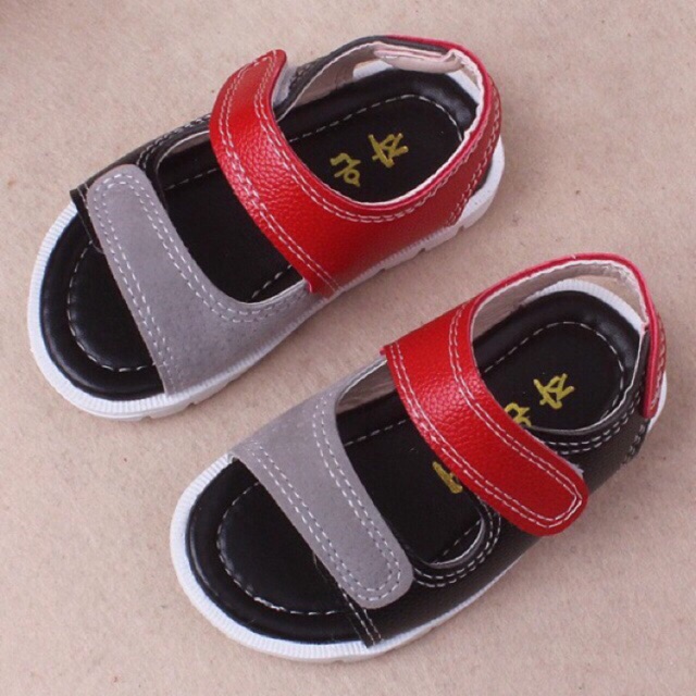 Com bo dép cho khách