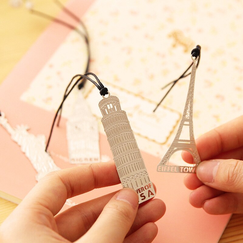 1 dụng cụ đánh dấu trang sách hình tháp Eiffel bằng kim loại