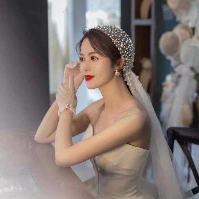 Khăn đội đầu sợi phẳng có đính hạt dáng dài trung bình dành cho cô dâu chụp ảnh cưới
