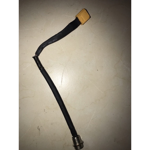 Dây sạc rời cắm trực tiếp từ sạc vào pin xe cân bằng, xe drif