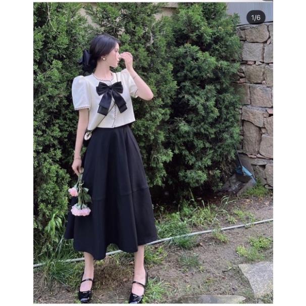 Set áo croptop trắng viền gợn sóng đen nơ ngực to kèm chân váy dài đen