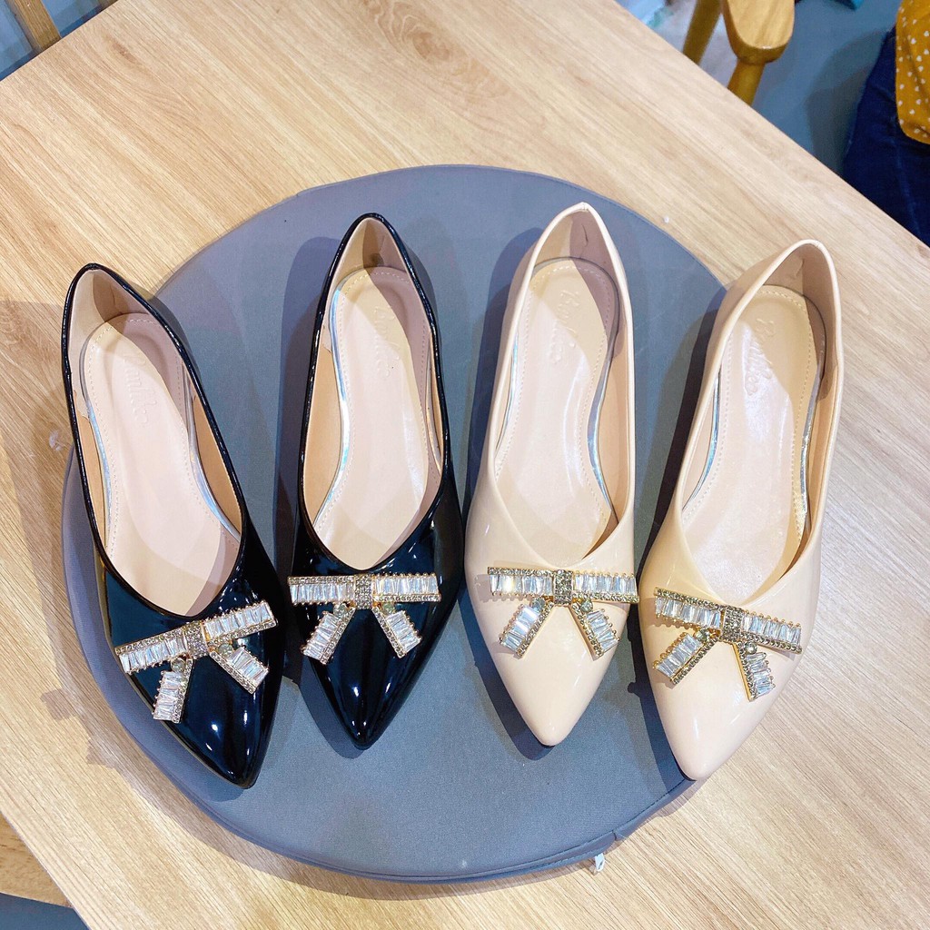 Giày búp bê nữ đế bằng Bánh Bèo mũi nhọn da bóng nơ đá màu đen và kem | BigBuy360 - bigbuy360.vn