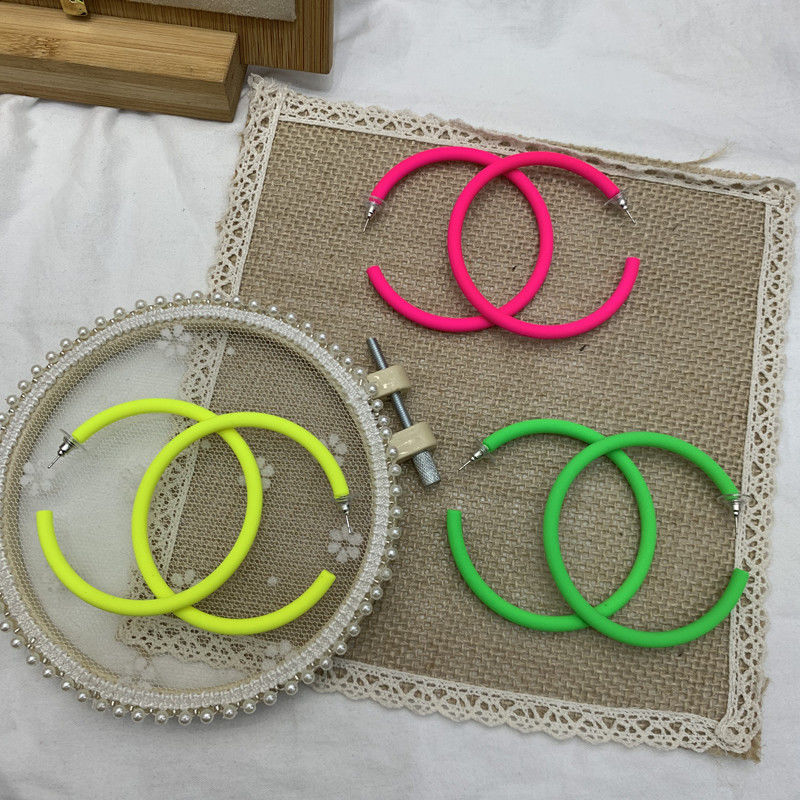 Khuyên Tai Hình Tròn Lớn Màu Sắc Dạ Quang Phong Cách Âu Mỹ Phổ Biến Dành Cho Bạn Gái