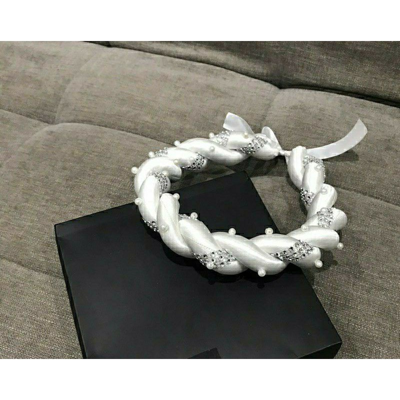 Mấn cách tân đính hột ngọc