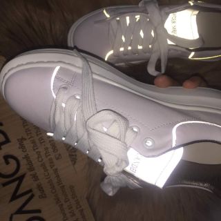 McQueen nữ phản quang