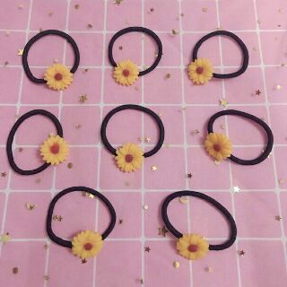 Cột tóc hoa cúc vàng