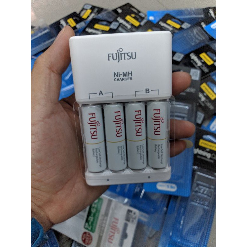 Bộ sạc AA Fujitsu kèm 4 pin AA 1900mAh Chính Hãng