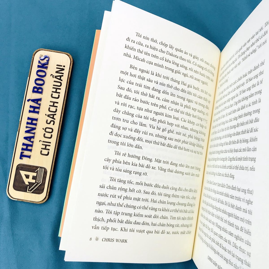 Sách - Chris Giáp Mặt Với Ung Thư (Kèm Bookmark) - Cẩm nang toàn diện về hành trình chữa lành căn bệnh ung thư