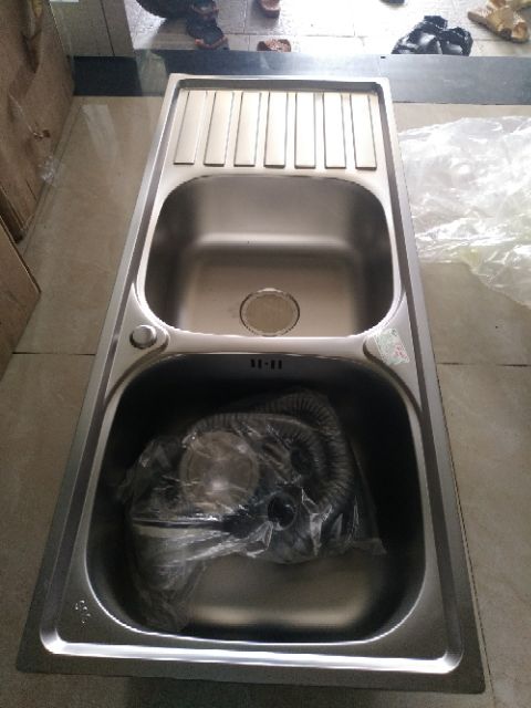 chậu rửa chén inox 2 hộc một cánh cộng kèm bộ xả kích thước chậu dài 1040 ngang 45 cao 23cm | BigBuy360 - bigbuy360.vn