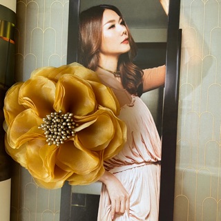 Cài áo màu vàng đồng