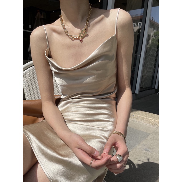 Váy lụa 2 dây sexy cổ đổ Luala có tăng đơ điều chỉnh, chất liệu satin dày dặn, đầm ngắn xẻ tà nhẹ hai bên đùi quyến rũ