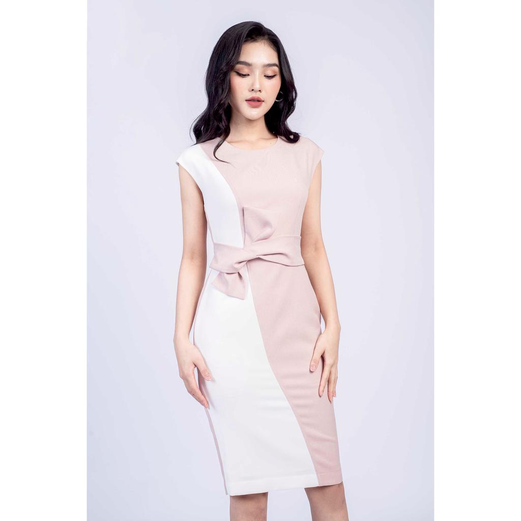 Đầm ôm sát nách, đai eo buộc nơ, phối hai màu MMOutfit M-DA061021324