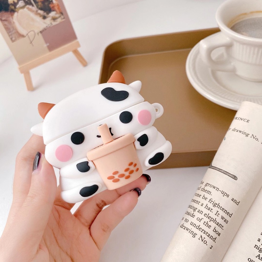 Vỏ bảo vệ hộp sạc tai nghe Airpods 1/2 họa tiết chú bò uống trà sữa