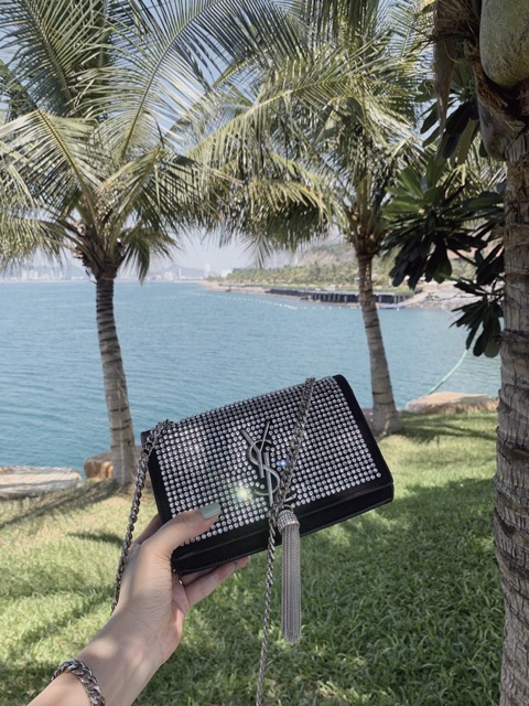 Túi đeo chéo đeo vai clutch đá logo mạ bạc tua rua da lộn màu đen fullbox có hộp