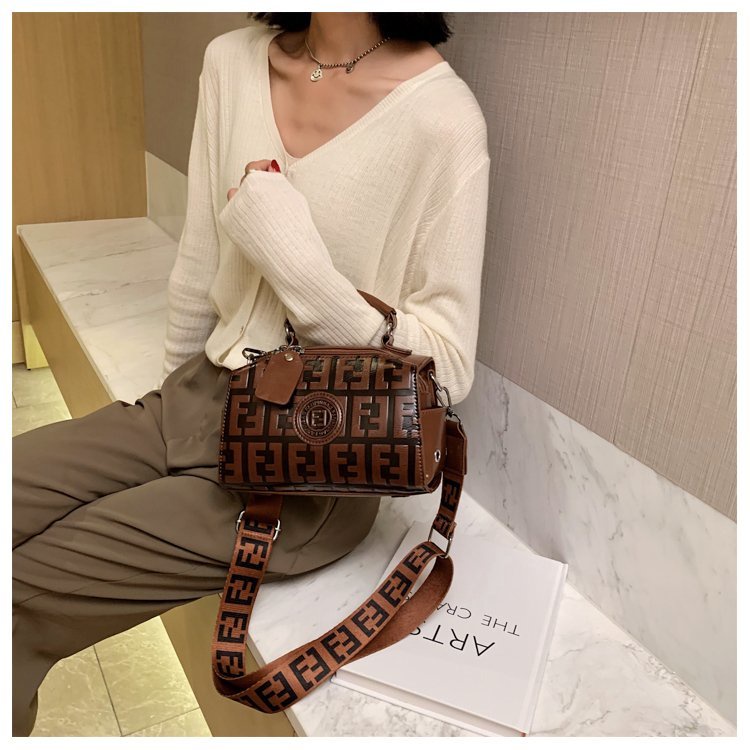 Túi đeo chéo da mềm cỡ lớn in chữ phong cách vintage thời trang cho nữ 2022