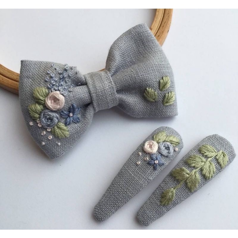 Set kẹp gồm 3 món thêu tay.