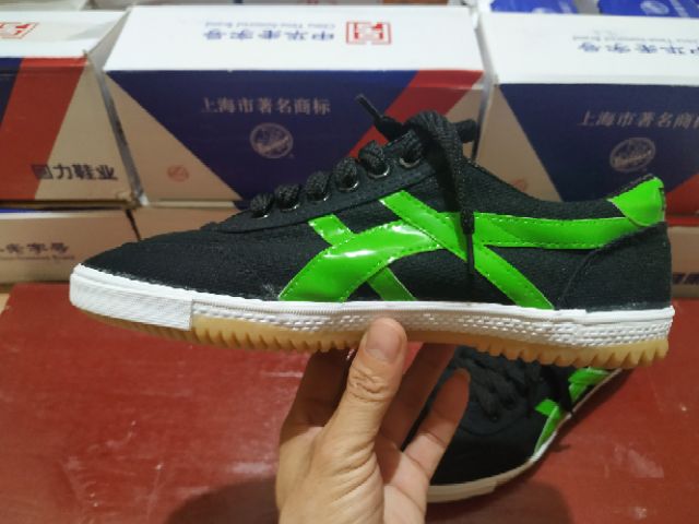 Giày bata warrior đen sọc xanh lá