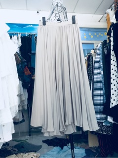 Chân váy xòe dáng dài.