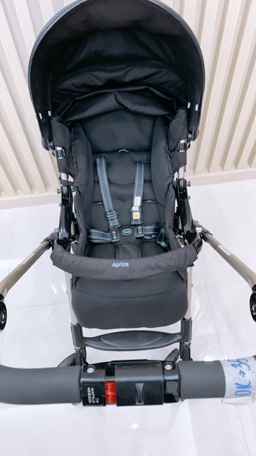 [ Siêu tiết kiệm 50% ] Xe đẩy Nhật thanh lý cho bé Aprica Laurra Quattro Guild 2 chiều siêu nhẹ