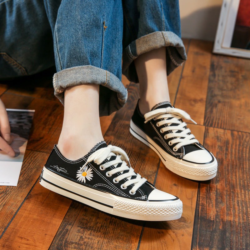 Giày nữ sneaker thể thao thêu hoa cúc chữ ký kiểu dáng đơn giản