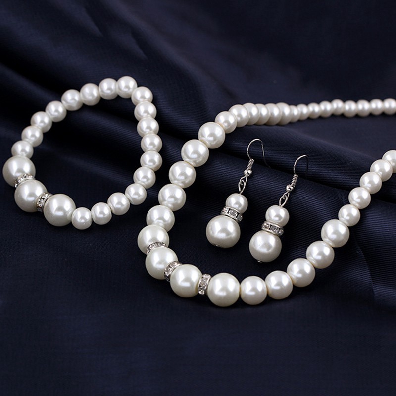 Bộ trang sức ngọc trai gồm dây chuyền hoa tai và vòng tay thiết kế sang trọng và tinh tế