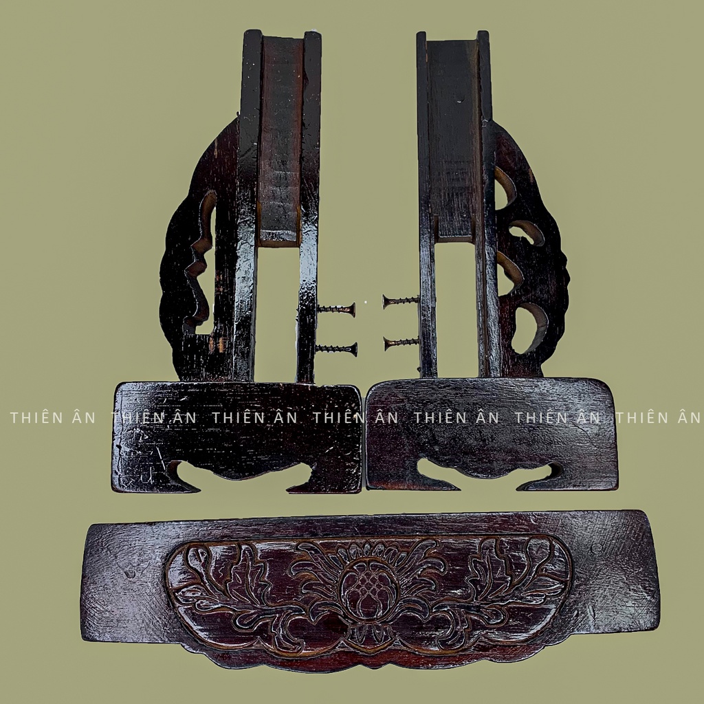 Chân khung hình thờ bằng gỗ giúp khung hình cao hơn 11cm, trang nghiêm hơn có 2 màu