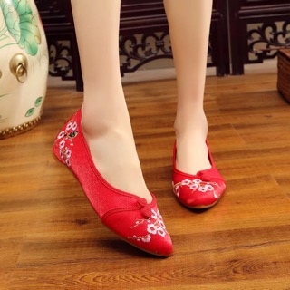 Giày vải thêu hoa đào mũi nhọn( sẵn đen size 37. Hàng oder)