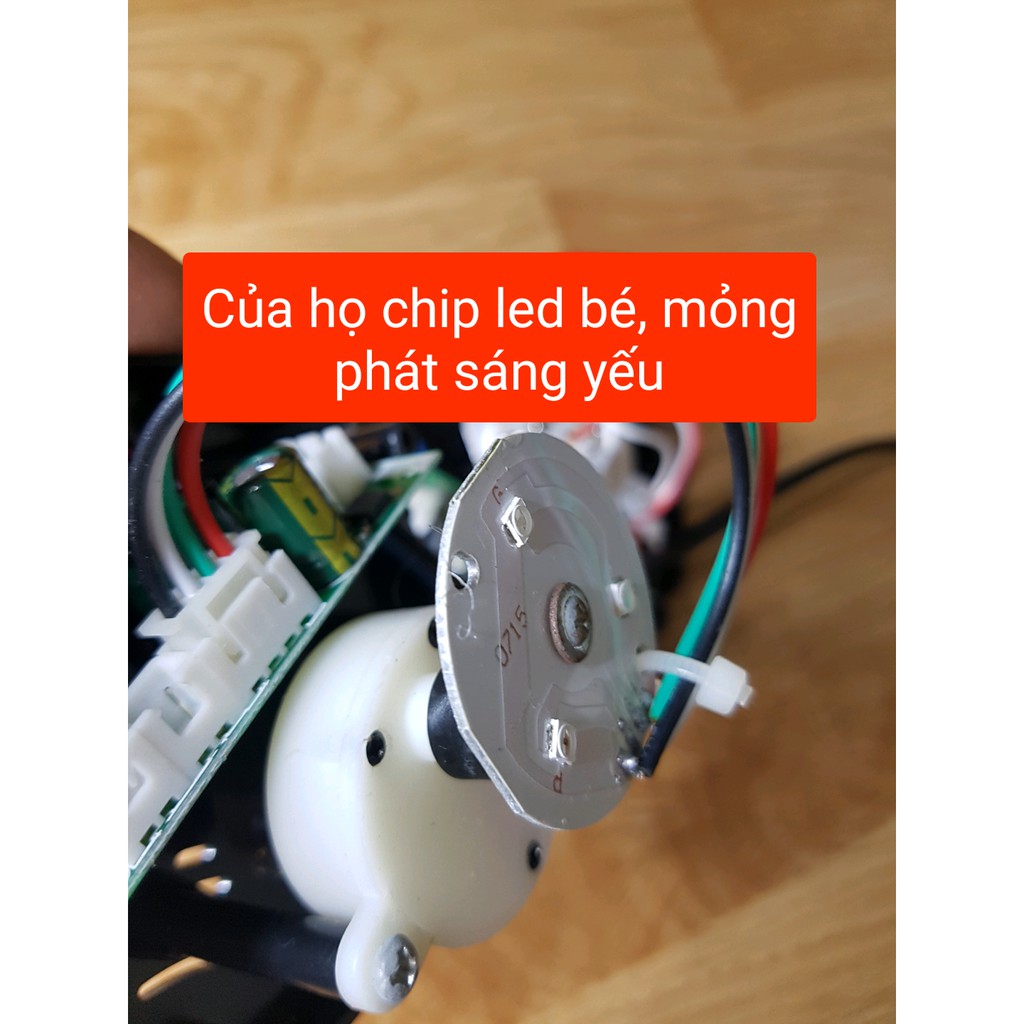 Đèn led xoay đổi màu điều khiển Remote và cảm ứng âm thanh điện 220V