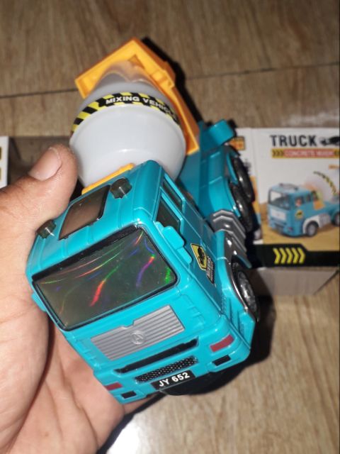 Một chiếc Xe bồn chạy Pin có nhạc và đèn Led rất đep_tặng kèm pin