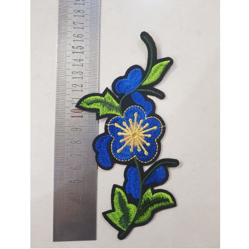 HOA TRANG TRÍ LÊN QUẦN ÁO (10029)