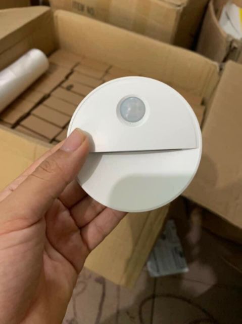 Đèn LED Cảm Biến Chuyển Động Thông Minh, đèn cảm ứng hồng ngoại chạy bằng pin tiểu. Tự động sáng khi có chuyển động gần