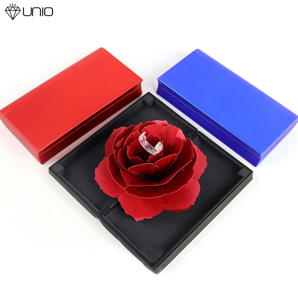 Hộp đựng nhẫn hoa hồng xoay được dùng cho ngày lễ tình nhân