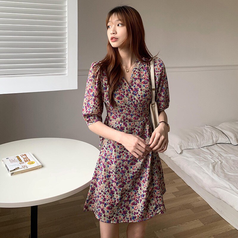 Váy ngắn hoạ tiết hoa nhí cổ V 2021