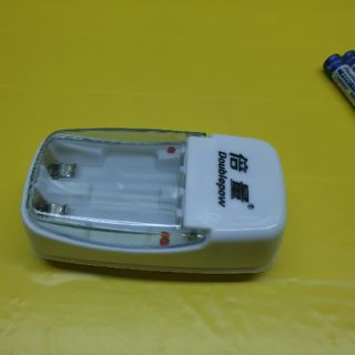 Đế sạc pin và 1 đôi pin AAA .
