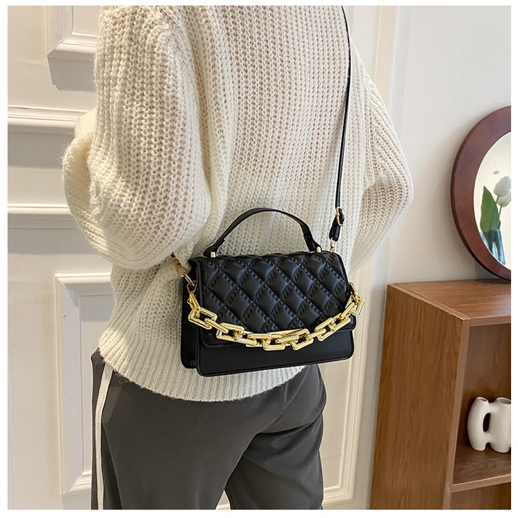 Túi xách nữ đeo chéo ô trám màu đen thời trang có chuỗi xích trang trí