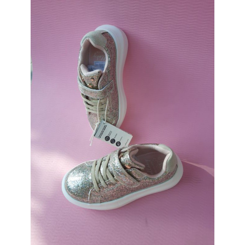 Giày xuất cho bé