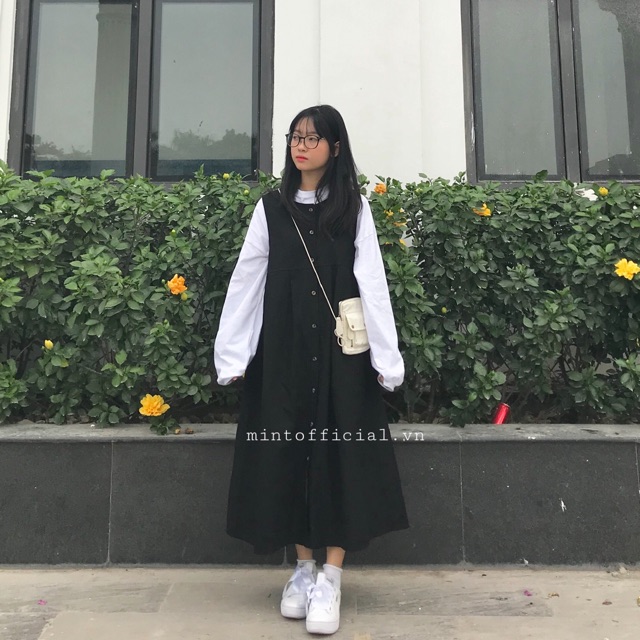 Set áo trắng đầm đen nút cúc