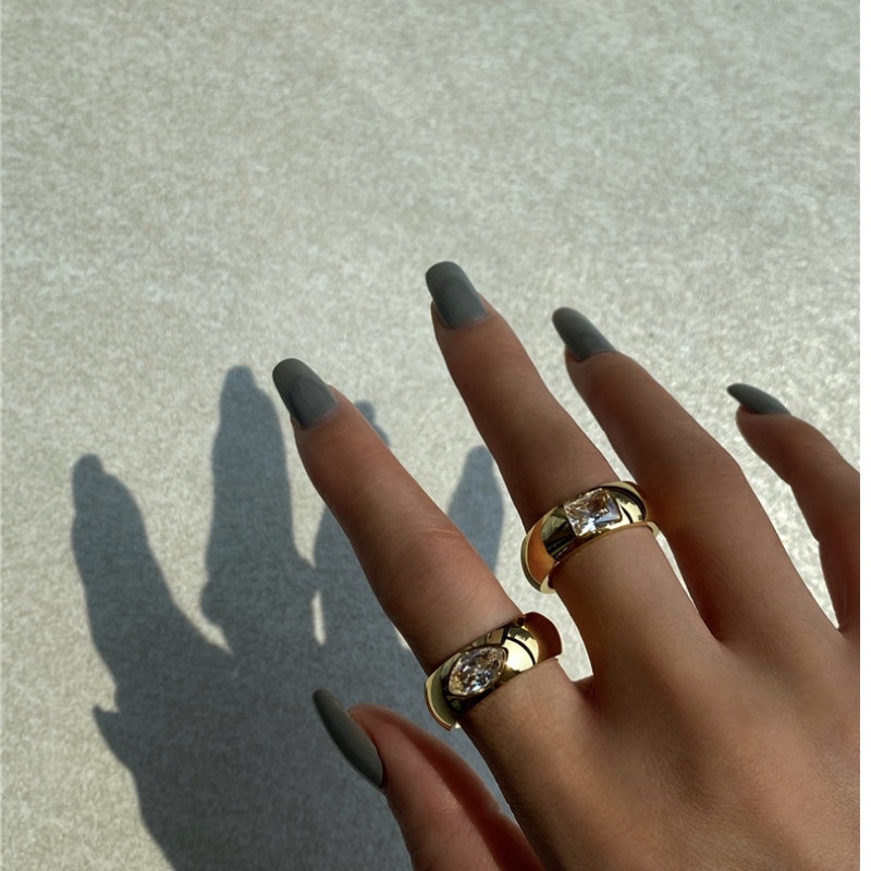 Nhẫn Nữ Bản To Đính Đá Nhân Tạo Titan Ko Đen TT 4380